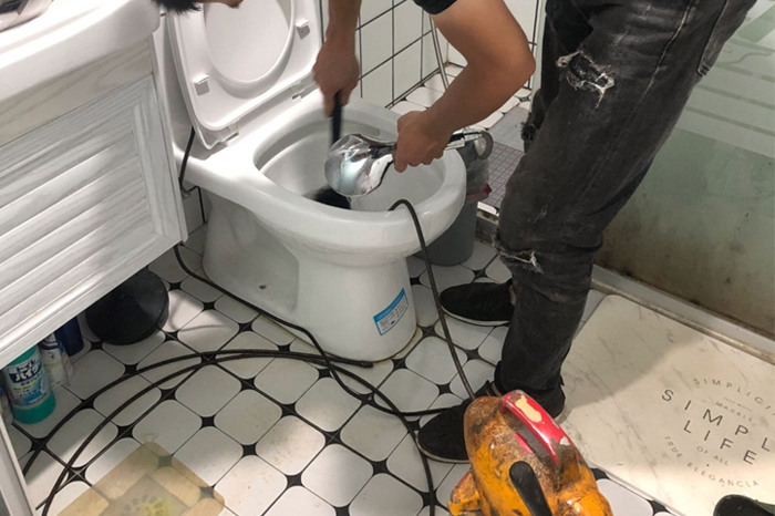 鄂尔多斯马桶堵塞自己疏通还是找师傅?专业上门服务让你省时更省心